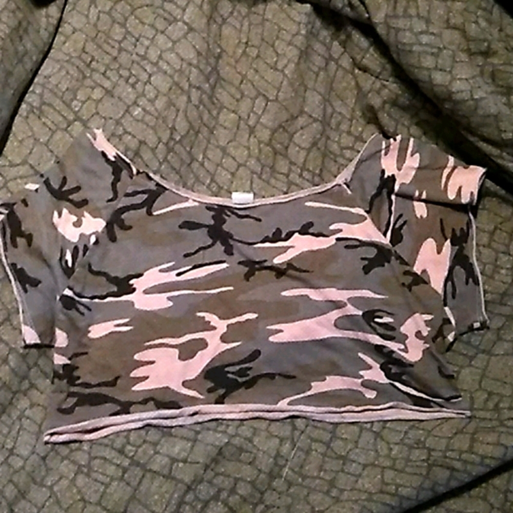 Shelor pink camo crop top size small